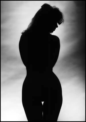 Silhouetto - Svartvitt fotografi av en naken kvinna bakifrån