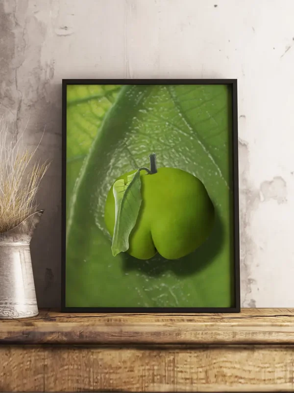 Sweet Leaf - Poster ur serien "Forbidden Fruit" - En abstrakt bildlek med frukter och kroppar - Ramexempel