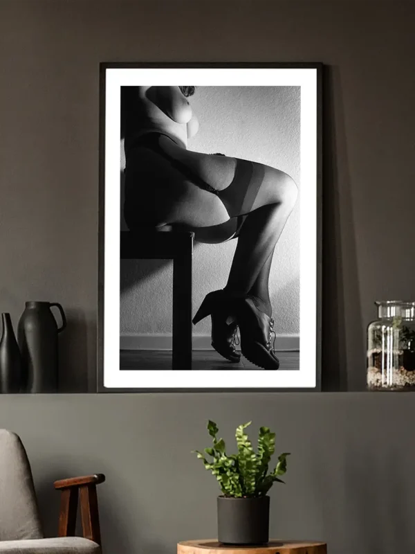 Stockings - Svartvit poster - Fine Art Nude - Ramexempel