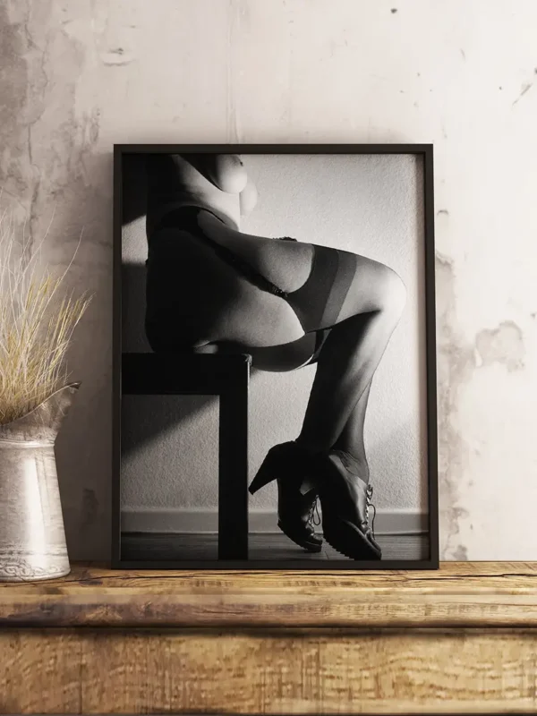 Stockings - Svartvit poster - Fine Art Nude - Ramexempel