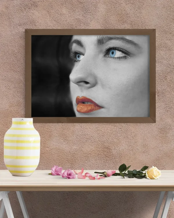 Young Blue Eyes - Poster - Handkolorerat svartvitt fotografi - Ramexempel