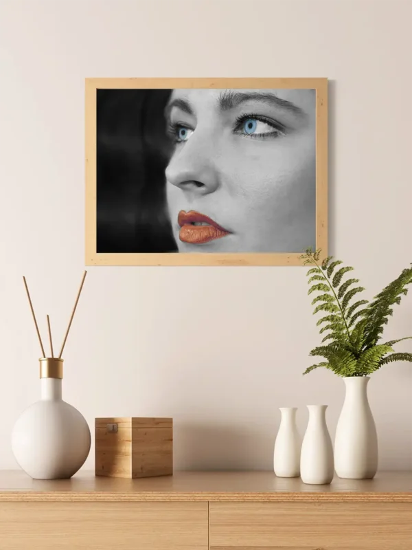 Young Blue Eyes - Poster - Handkolorerat svartvitt fotografi - Ramexempel