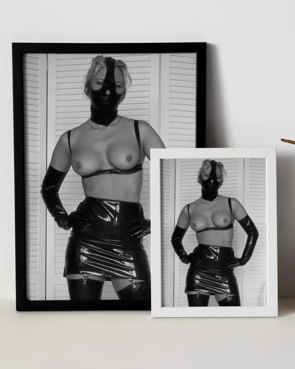 Rubber Games - Svartvit Poster - Ramexempel