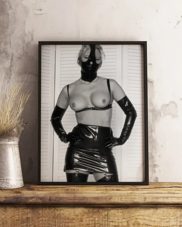 Rubber Games - Svartvit Poster - Ramexempel