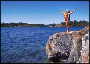 Queen Of The World - Poster - Ett fotografi av en naken kvinna i välkänd Titanic-pose