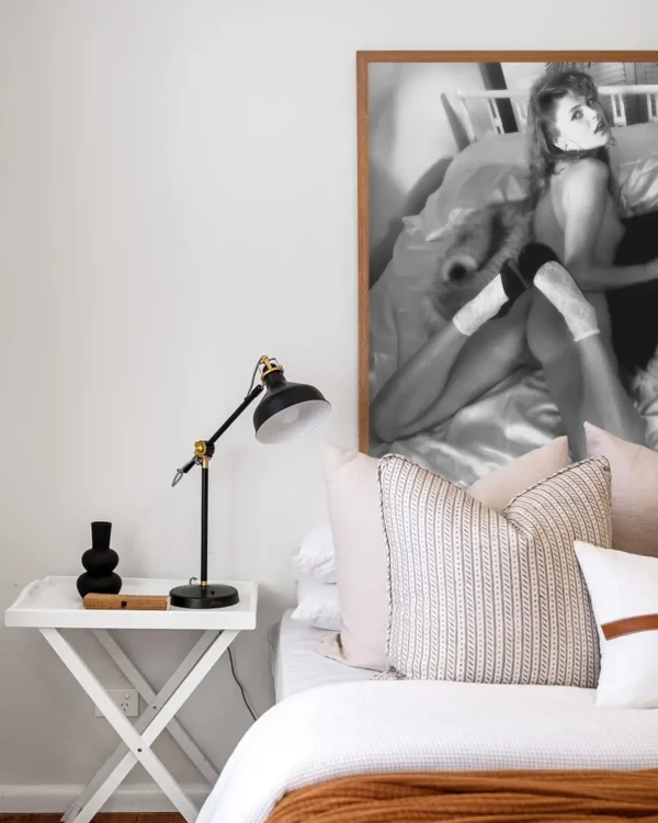 Nude in white socks - Svartvit poster - Ramexempel
