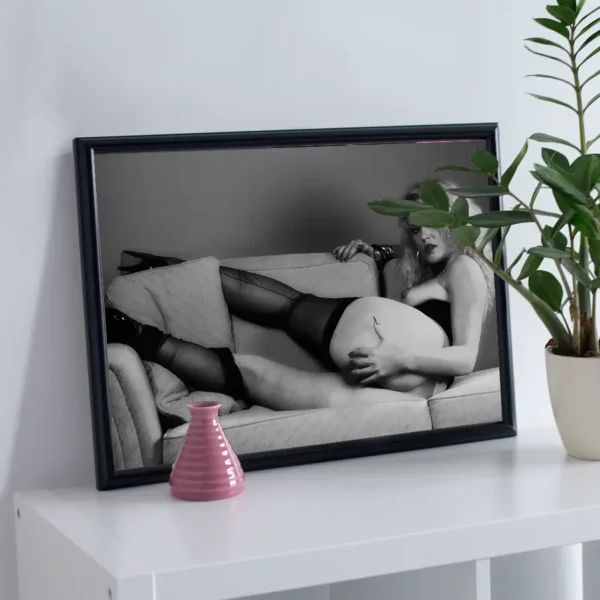In The Mood - Svartvit poster - Fine Art Nude - Ramexempel