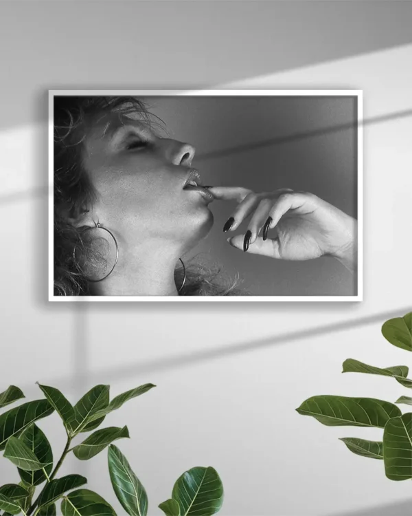 Finger Licking Good - Poster - Fine Art Nude. Ett konstnärligt svartvitt fotografi av en kvinna i sensuell pose med fingret mot läpparna - Ramexempel