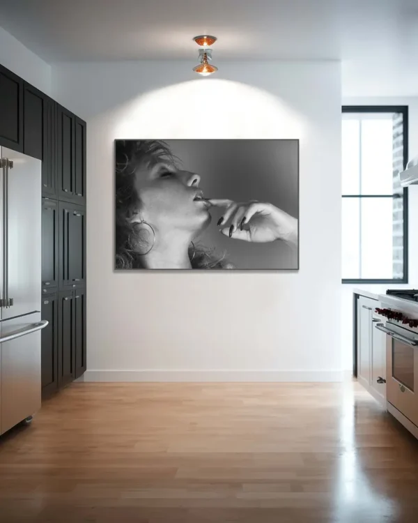 Finger Licking Good - Poster - Fine Art Nude. Ett konstnärligt svartvitt fotografi av en kvinna i sensuell pose med fingret mot läpparna - Ramexempel