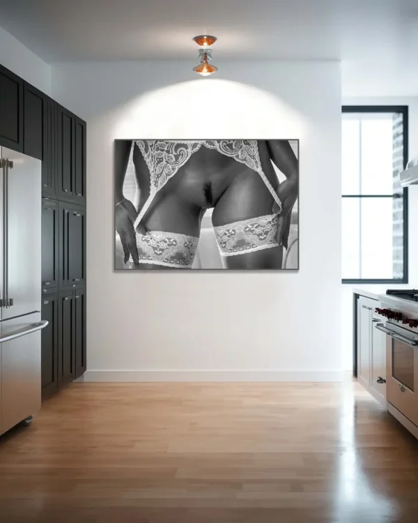 Nights In Black & White Satin - Poster - Fine Art Nude - Svartvitt fotografi - Ramexempel