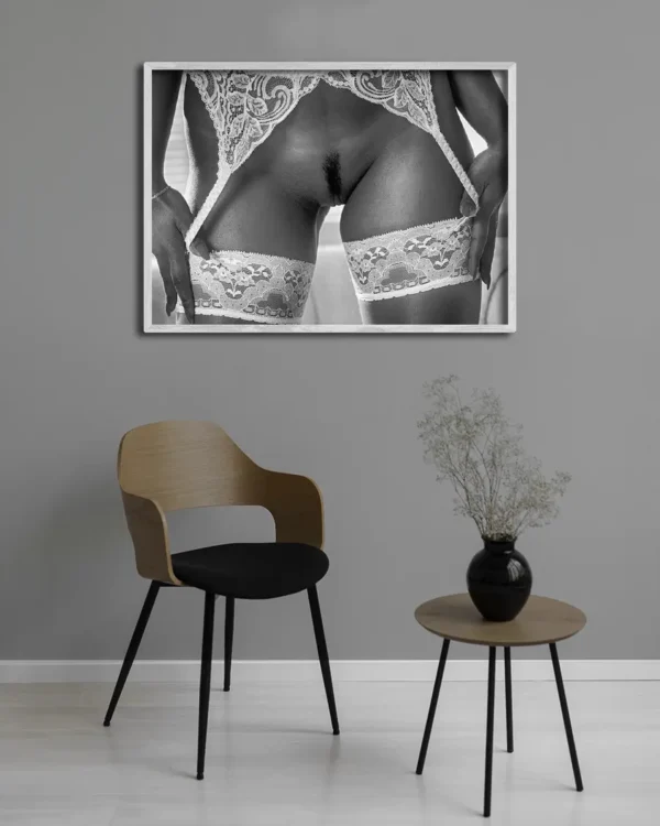 Nights In Black & White Satin - Poster - Fine Art Nude - Svartvitt fotografi - Ramexempel
