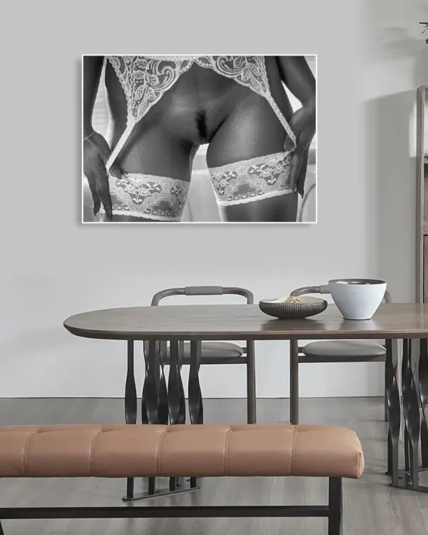 Nights In Black & White Satin - Poster - Fine Art Nude - Svartvitt fotografi - Ramexempel
