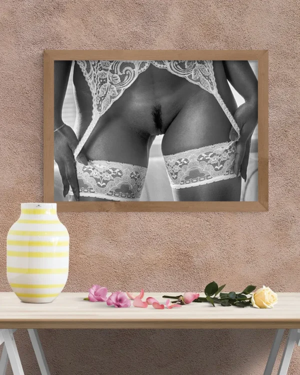 Nights In Black & White Satin - Poster - Fine Art Nude - Svartvitt fotografi - Ramexempel