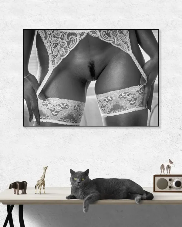 Nights In Black & White Satin - Poster - Fine Art Nude - Svartvitt fotografi - Ramexempel
