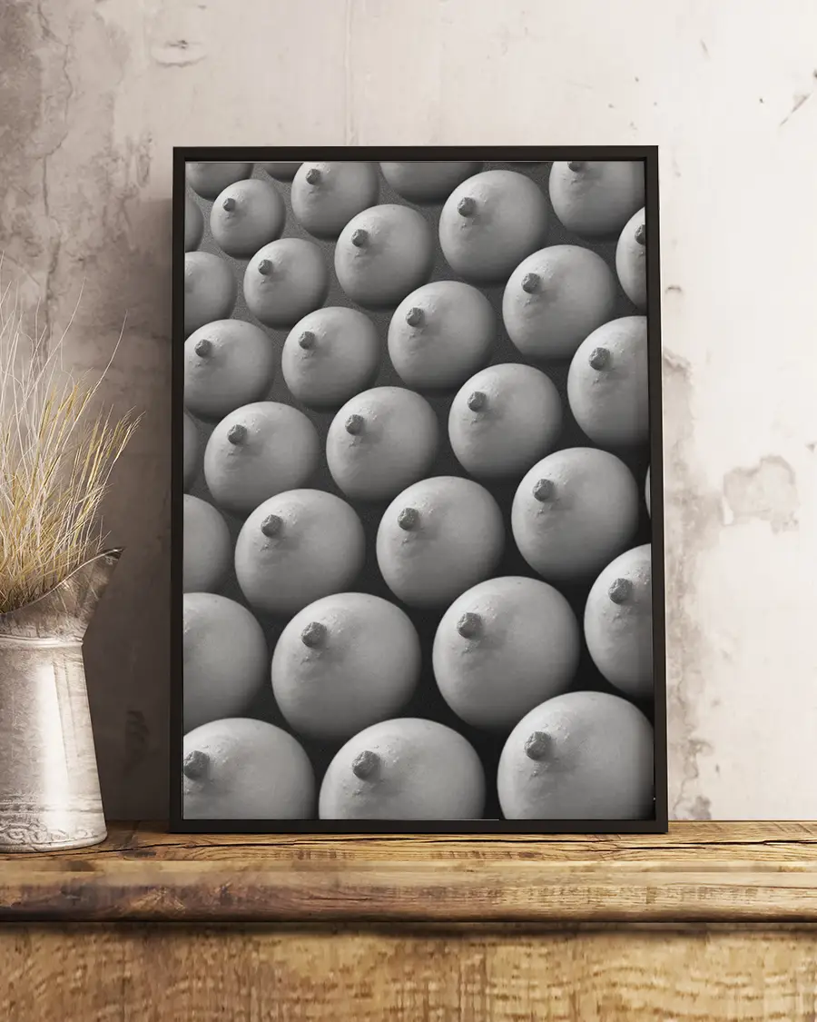 Nybakade Frallor - Poster - Abstrakt konst. Ett bildmontage i svartvitt med en mängd kvinnobröst som ser ut som nybakade frallor på en bakplåt - Ramexempel