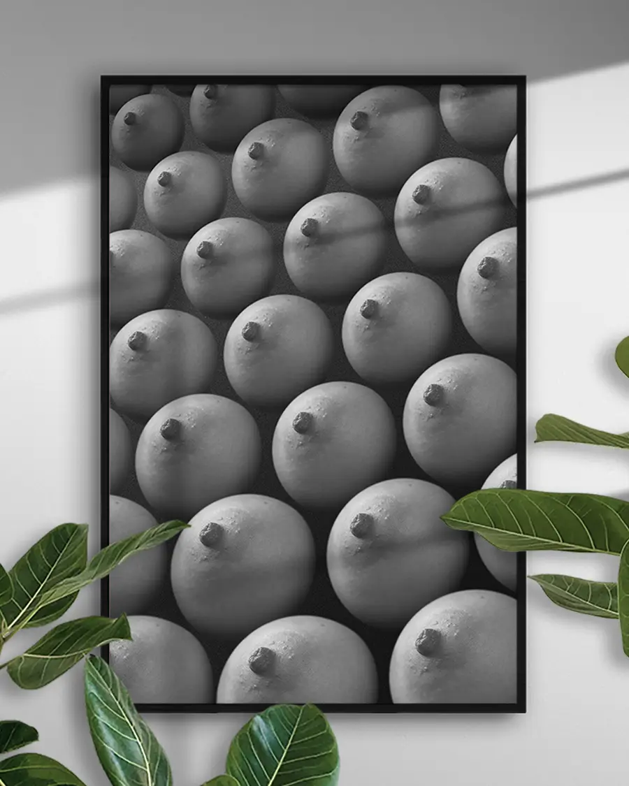 Nybakade Frallor - Poster - Abstrakt konst. Ett bildmontage i svartvitt med en mängd kvinnobröst som ser ut som nybakade frallor på en bakplåt - Ramexempel