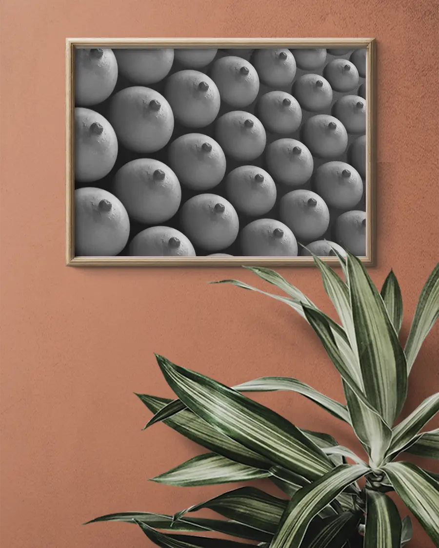 Nybakade Frallor - Poster - Abstrakt konst. Ett bildmontage i svartvitt med en mängd kvinnobröst som ser ut som nybakade frallor på en bakplåt - Ramexempel