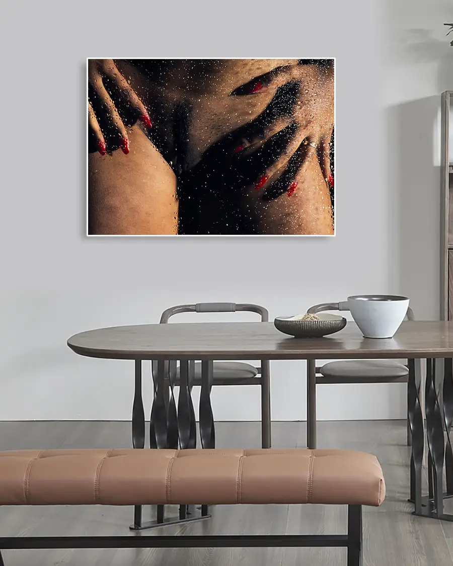 Wet Pussy - Poster. Ett stilrent fine art-fotografi där motivet skildras genom en glasruta täckt av vattendroppar - Ramexempel