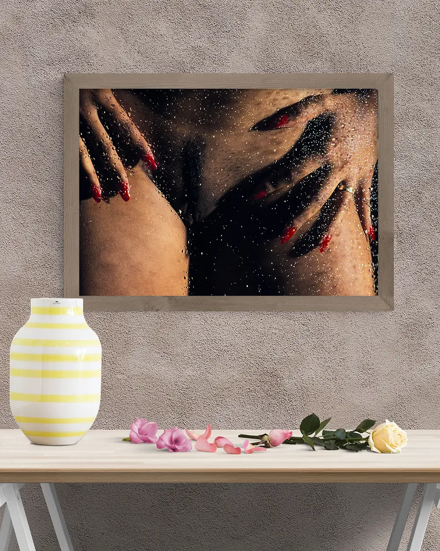 Wet Pussy - Poster. Ett stilrent fine art-fotografi där motivet skildras genom en glasruta täckt av vattendroppar - Ramexempel