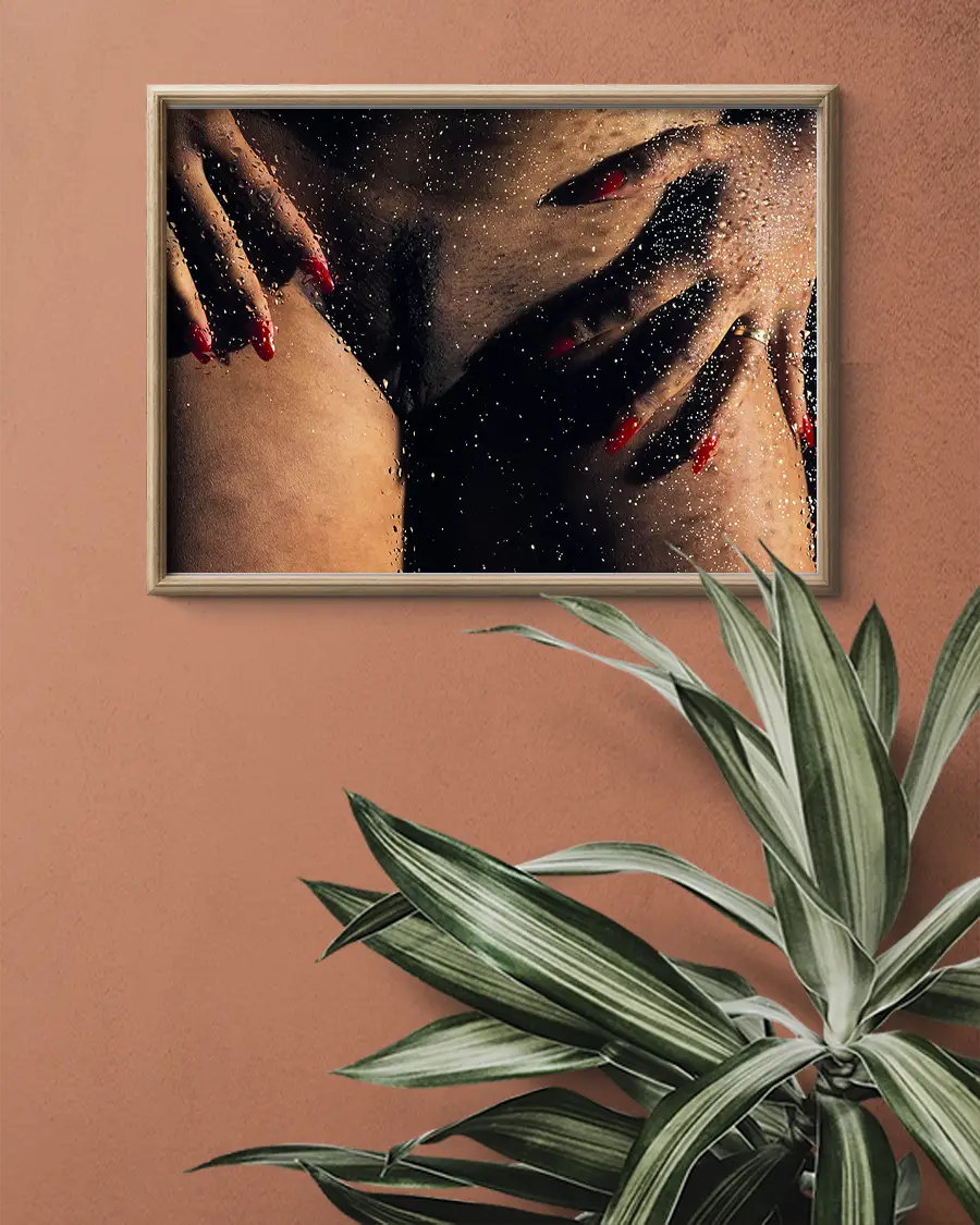 Wet Pussy - Poster. Ett stilrent fine art-fotografi där motivet skildras genom en glasruta täckt av vattendroppar - Ramexempel