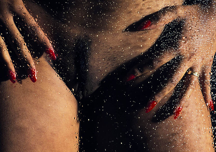 Wet Pussy - Poster. Ett stilrent fine art-fotografi där motivet skildras genom en glasruta täckt av vattendroppar.