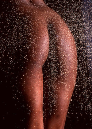 Wet Ass - Poster - Fine Art Nude. Ett stilrent fine art-fotografi där en mörk kvinnas stjärt skildras genom en glasruta täckt av vattendroppar.