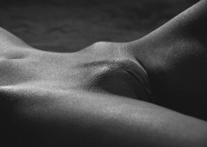 Stephanie - Poster - Fine Art Nude. En stilren och konstnärlig poster i svartvitt som lyfter fram kroppens naturliga former med elegans.