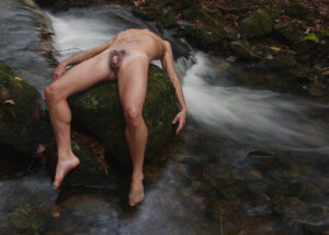 Näcken i Bäcken – Poster – Fine Art Nude Male. Ett stämningsfullt fotografi inspirerat av nordisk mytologi.