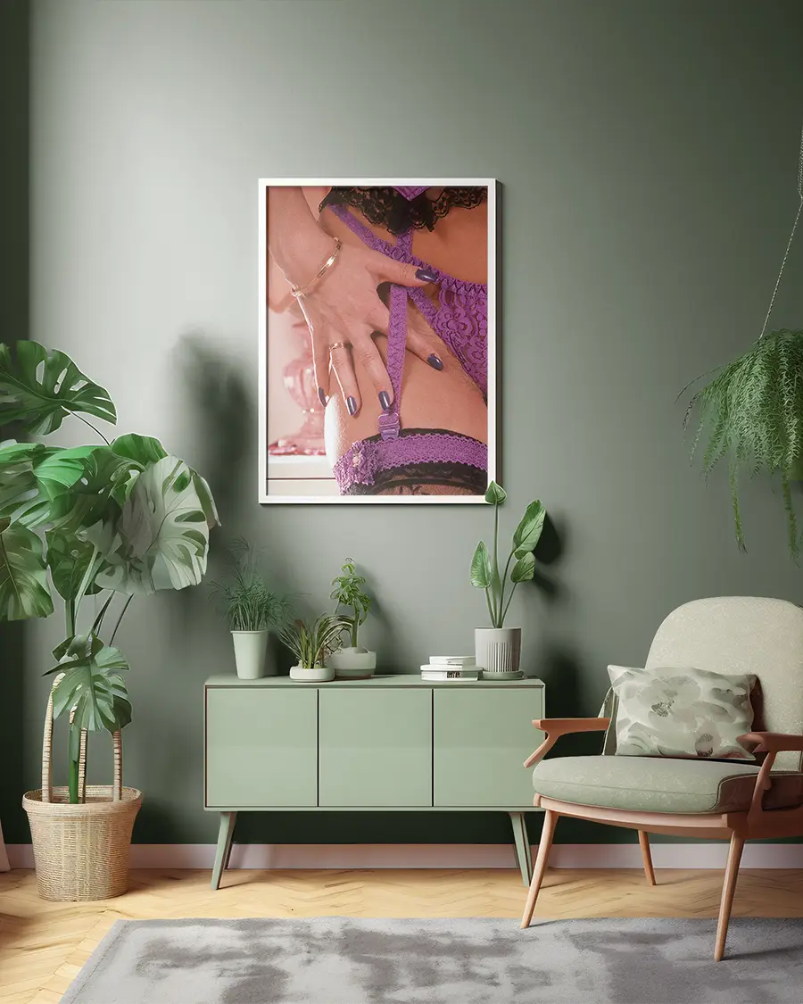 Purple Hand – Poster. En elegant och sensuell Fine Art Nude-poster - Ramexempel
